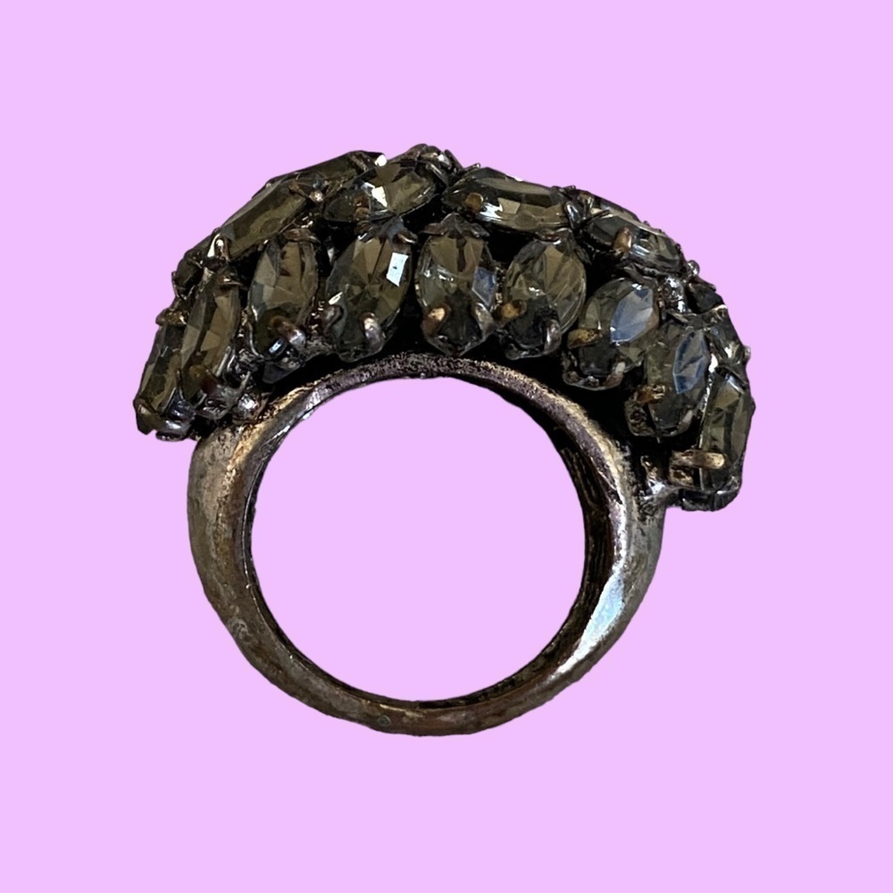 NWOT Ladies Size 8 dark Grey Stones and Black Cocktail Ring - Picture 2 of 3
